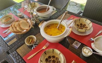La Karina Garden, pe Valea Doftanei, se mănâncă ca acasă: ciorbă de burtă, păstrăv proaspăt și papanași, doar în weekend ciorbe karina garden